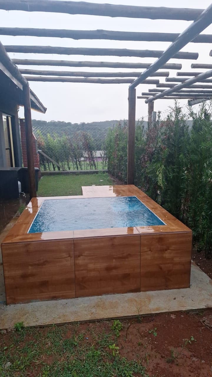 Banheira de hidromassagem do chalé Encanto sob pérgulo rústico
