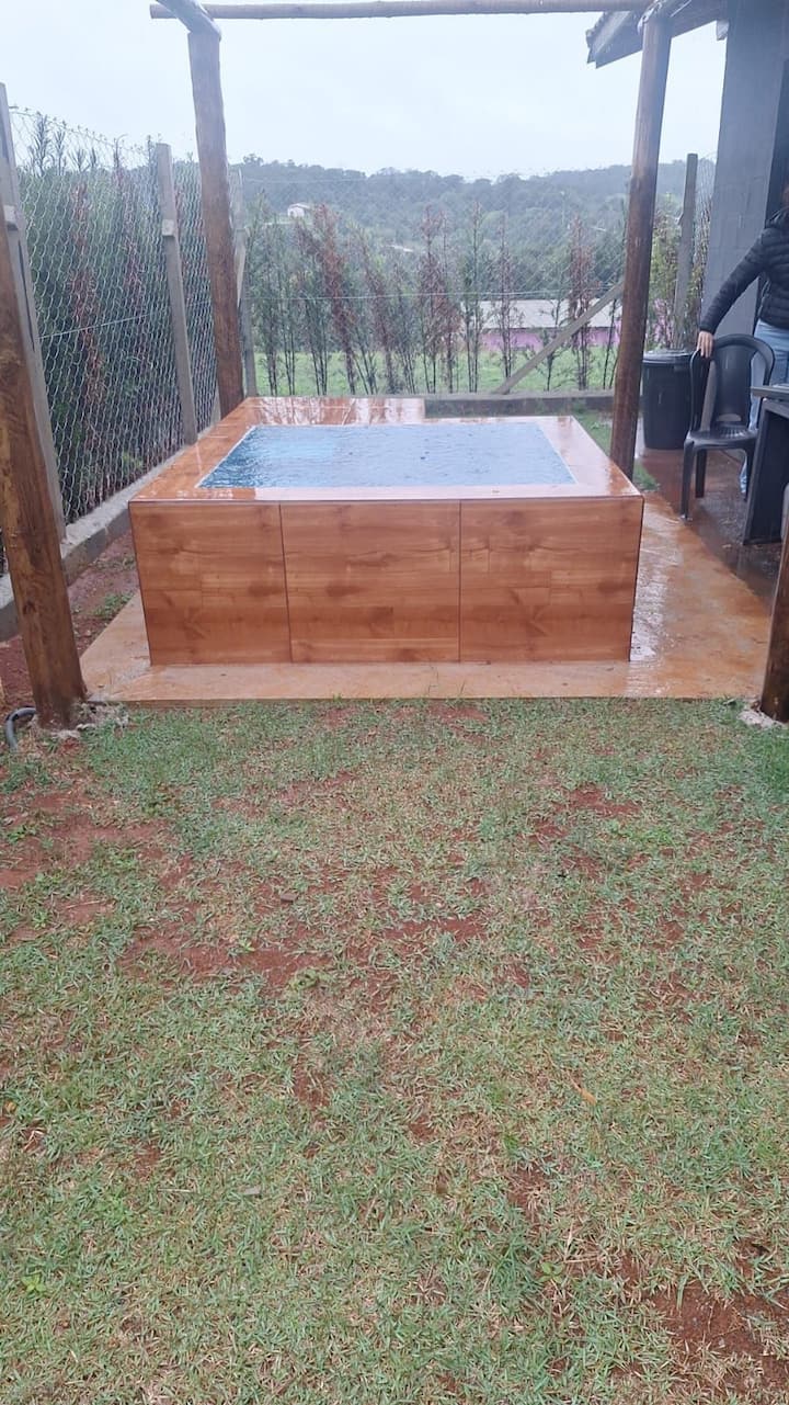 Jacuzzi de madeira do chalé Flor de Lótus com a serra ao fundo