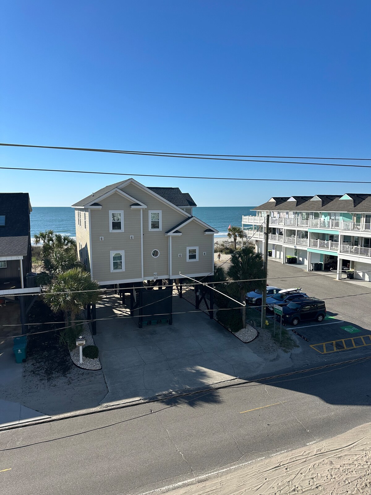 Waterfront Condo with Ocean Views & Beach Access - Houses for Rent in ...