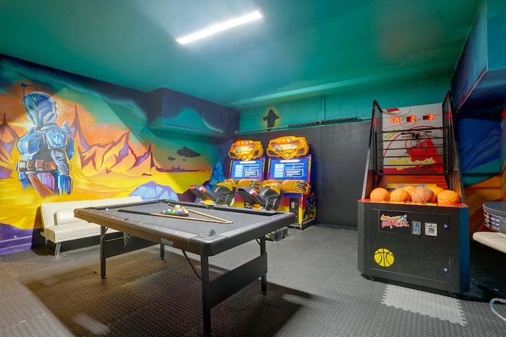 Ultimate Family Fun! Themed Rooms, Arcade & Pool - Houses for Rent in ...