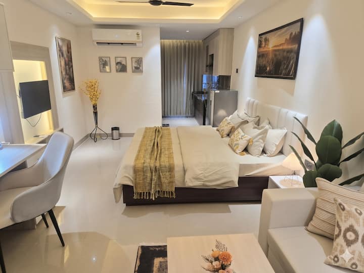 Emerala Pool Emerald |Cozzy stays|City Centre, Gym, Pool, Wi-fi - Flats for Rent in ...