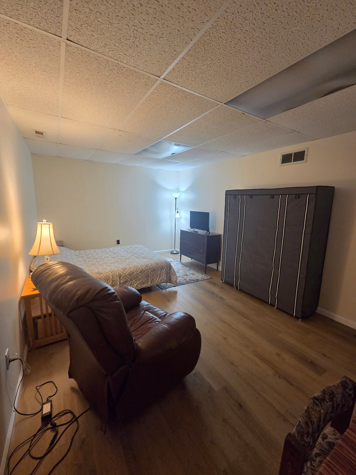Basement efficiency with private entrance - Houses for Rent in ...