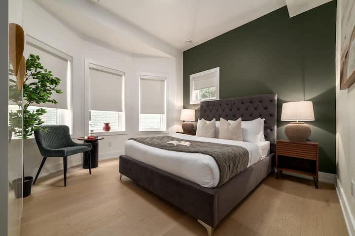 Sample Website Simple One Parkdale 2BR Getaway | Queen West & Free Parking - Flats for Rent in ...