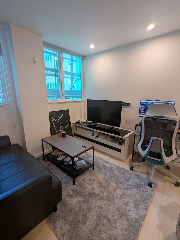 Flat in Soho Mid Levels with Lift and Workspace - Apartments for Rent ...