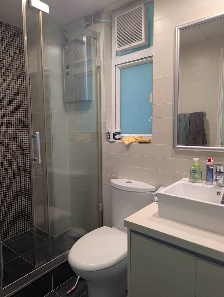 Flat in Soho Mid Levels with Lift and Workspace - Apartments for Rent ...