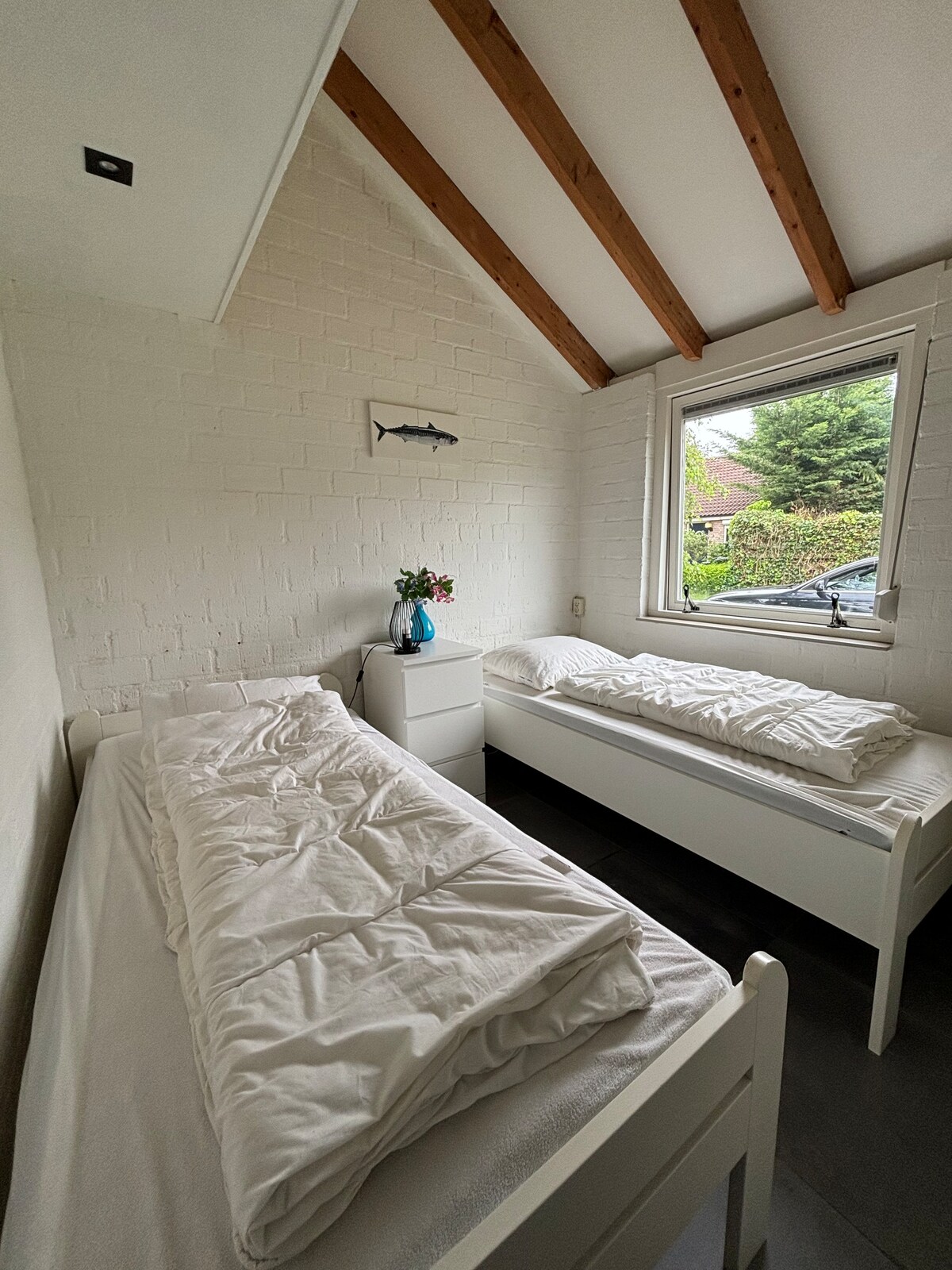 غرفة نوم بسريرين 
مع الوسائد والألحفة 