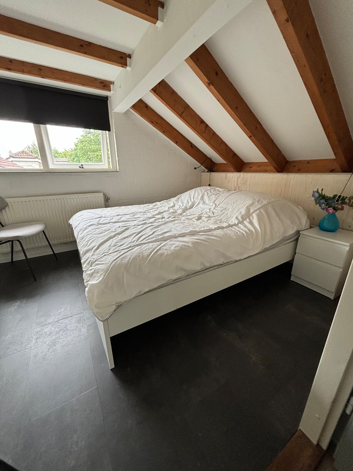 غرفة نوم واسعة مع لحاف ووسادة 