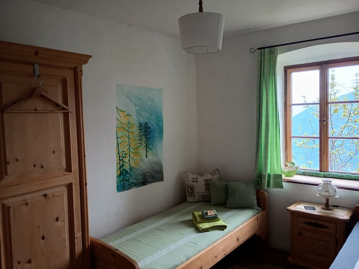 Sur demande, nous pouvons assembler les lits simples pour les couples. Dans l'armoire, 3 compartiments sont disponibles.