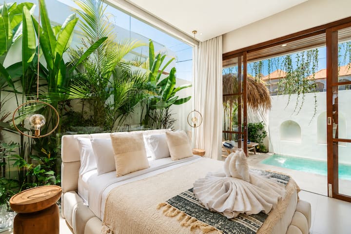 Enchanted Hideaway: Pool & Skylight Bathtub - Villas for Rent in Mengwi ...
