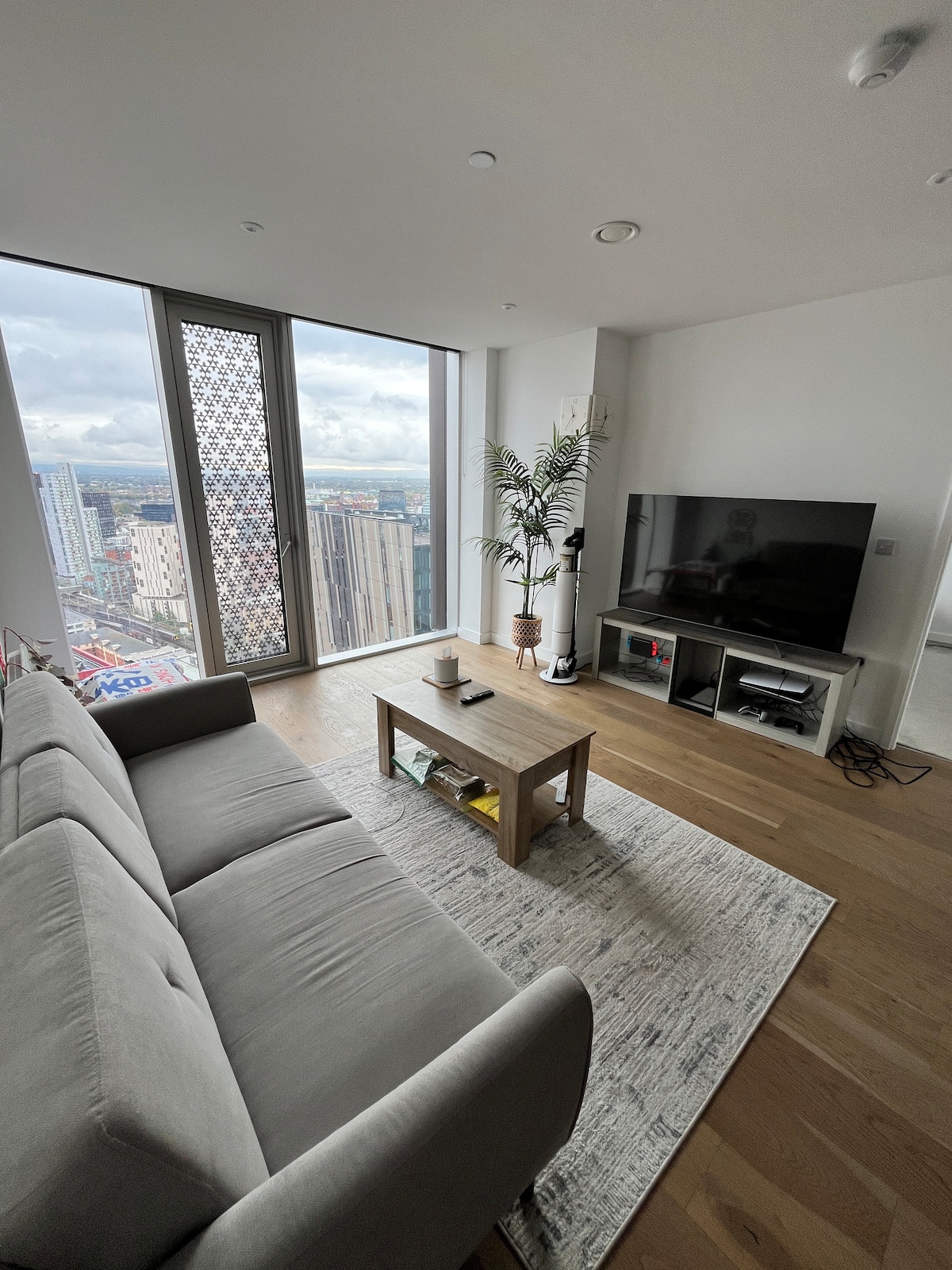 High-Rise City Skyline | Private Room & Shower - Condominiums for Rent ...