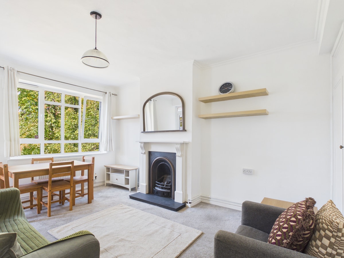 Bright 3-Bed Balham Flat with Balcony - Flats for Rent in Greater ...