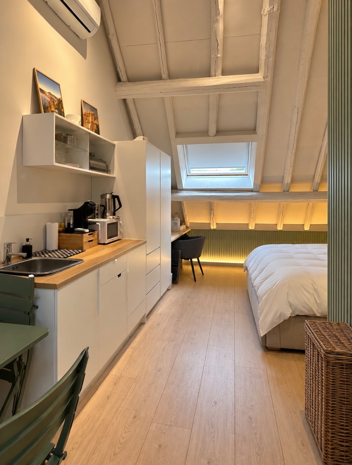 Studio 22 Luxe • King Size • Train station 300 m away - Apartments for ...