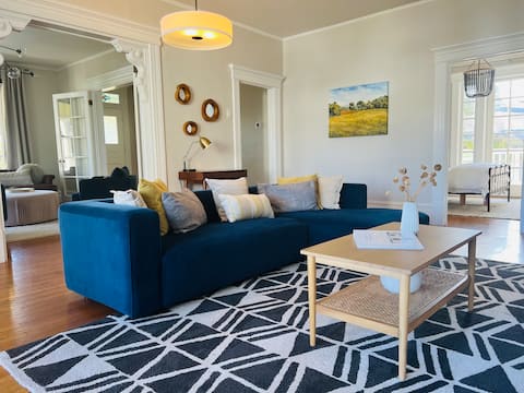 Cozy Hisorical Home Walking Distance to Downtown!
