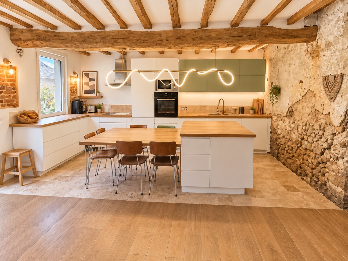 House for 10 people: old stone building and video projector - Houses ...