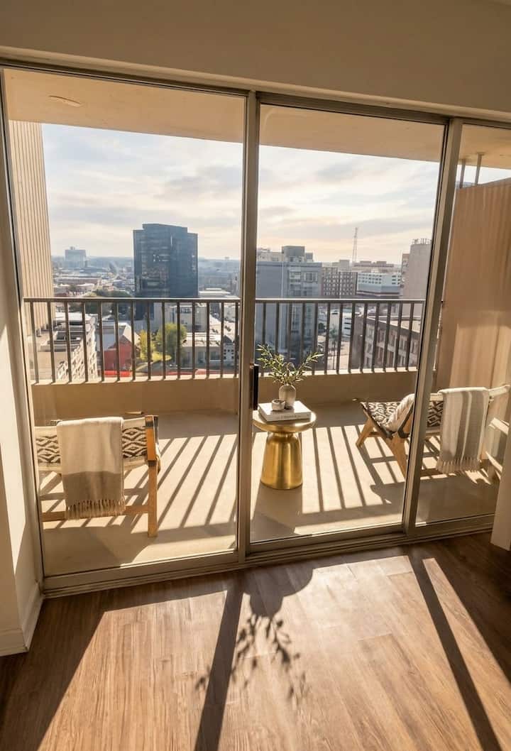Exec High-Rise Haven- Private Balcony & City Views - Apartments for ...