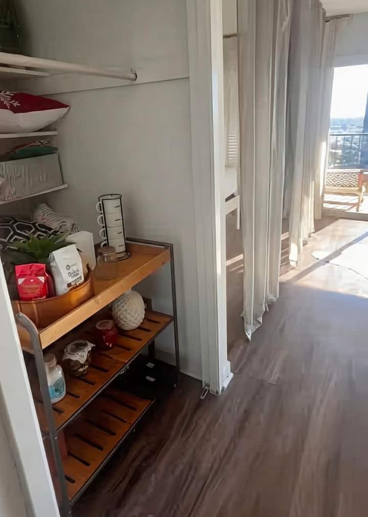 Exec High-Rise Haven- Private Balcony & City Views - Apartments for ...
