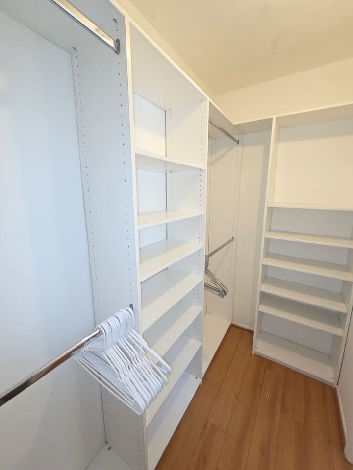 Prostrane garderobe.