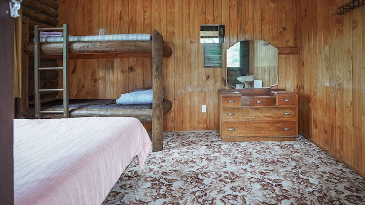 Schlafzimmer 8