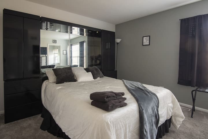 El dormitorio principal tiene cama tamaño queen (capacidad para 2 personas)