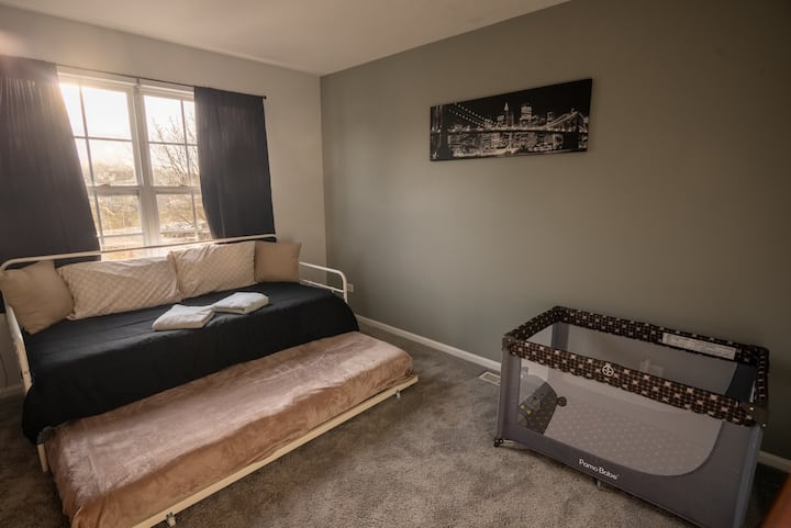 Dormitorio de invitados #2 (cama de día con cama nido = dos camas individuales ... tiene capacidad para 2 personas)

El corralito se guarda en este armario del dormitorio.
