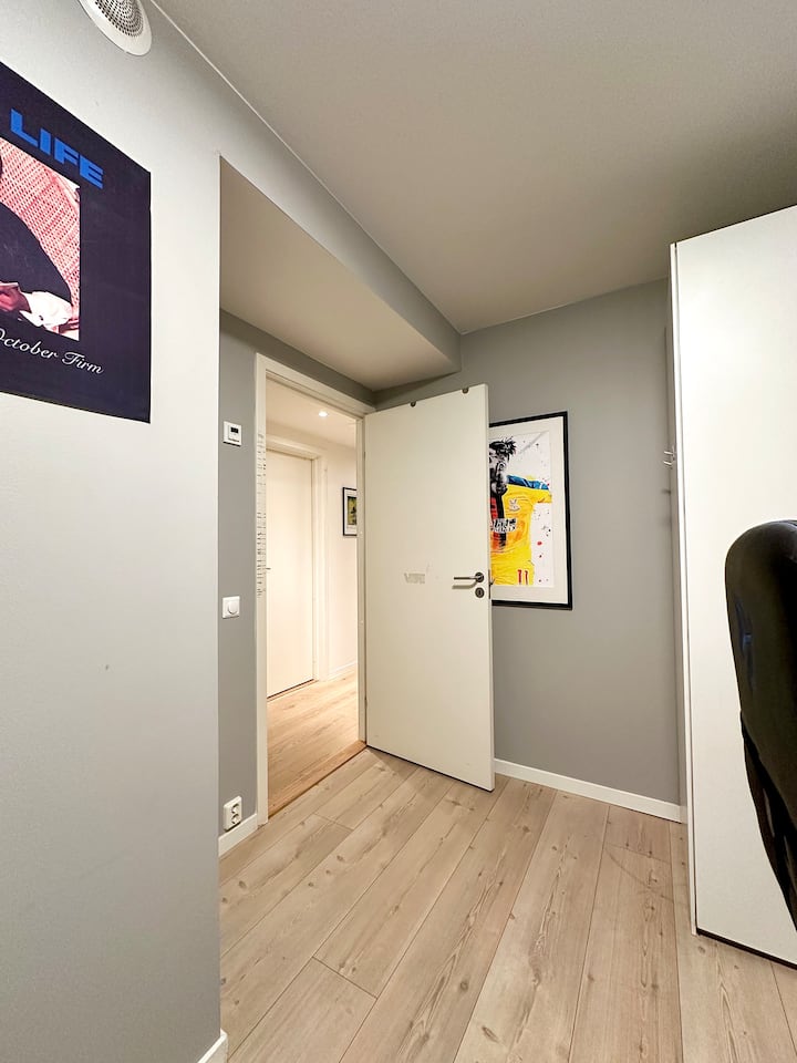 Pohodlná posteľ 140 cm , takže sa ľahko zmestí do dvoch 