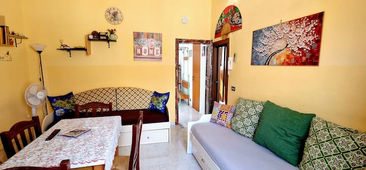 סלון גדול, מנוחה וארוחת צהריים. זה אזור המיועד למשפחות, שבו הן יכולות להירגע, ליהנות ולבלות זמן איכות יחד. יש טלוויזיה חכמה 40 אינץ' ומרפסת מצוידת. שתי מיטות יחיד (80x190 ס"מ)