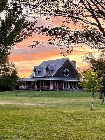 Beautiful Riverfront Home Utopia