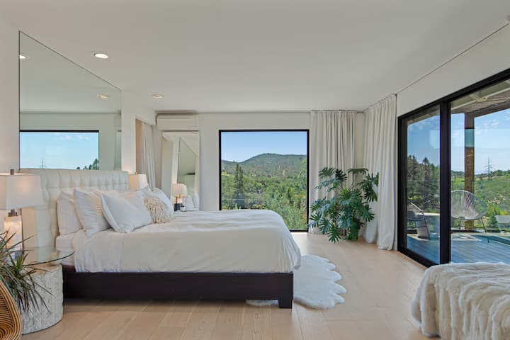 Bedroom 1: Master en-suite, CA King plush mattress, luxury spa sheets washed in hypoallergenic detergent, robes, private deck with views that make you feel like you are on top of the wine country world! Light blocking curtains.