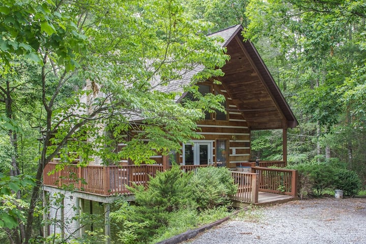 Beautiful Cabin In Its Own Private Wooded Setting - Gatlinburg, TN