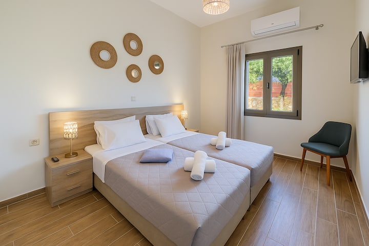 Chumba cha kulala pacha angavu chenye A/C, taa laini na mapambo ya starehe-inafaa kwa marafiki, watoto au wageni wa ziada wanaotafuta usingizi wa usiku wenye utulivu.