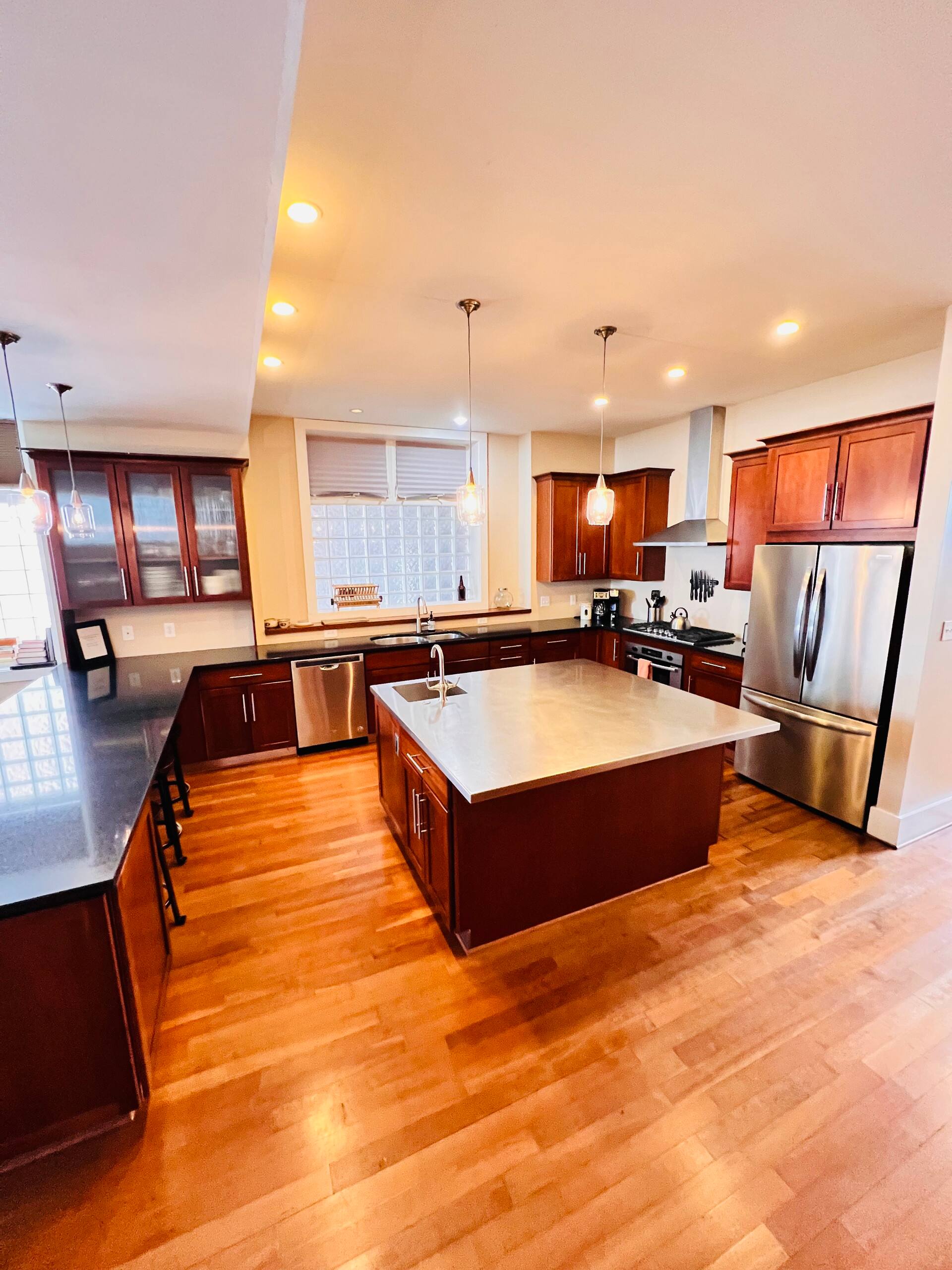 Spacious Modern Home • Rooftop Deck — foto 4