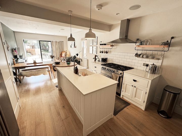 Modern Victorian Home Near Guildford · Sleeps 6 - Guildford