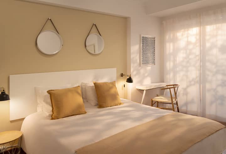 ห้องนอนพร้อมตู้เสื้อผ้าสองตู้