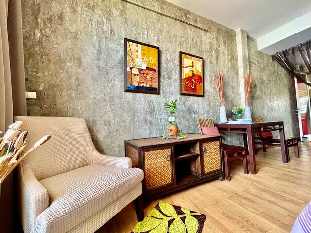 3Houses/12 bedrooms + 11.5 Bathrooms/Free Pick Up* gallery image 3