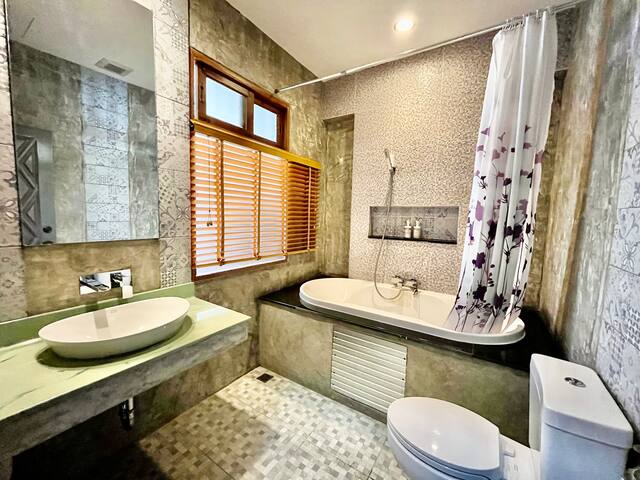 3Houses/12 bedrooms + 11.5 Bathrooms/Free Pick Up* gallery image 5