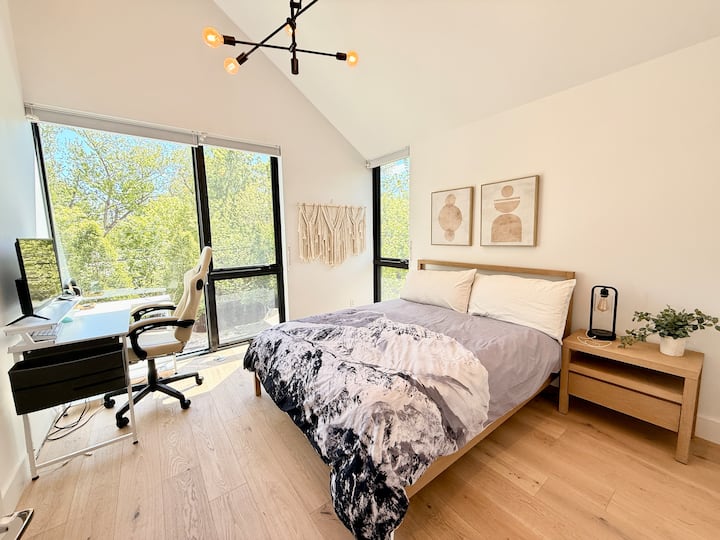 Recámara en el piso de arriba con cama queen y muy cerca de un baño completo