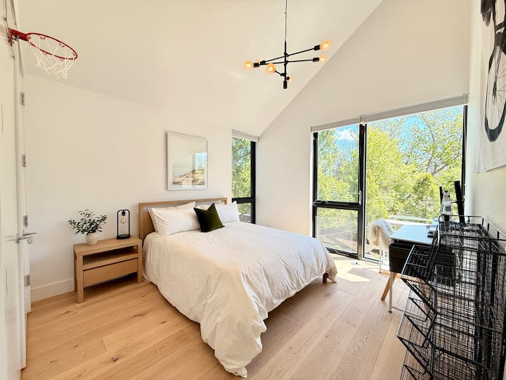 Recámara en el piso de arriba con cama queen y muy cerca de un baño completo