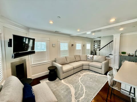 Top Airbnb: Cape Light, a 2bd/2ba Home w Large Deck & View!!! in Provincetown