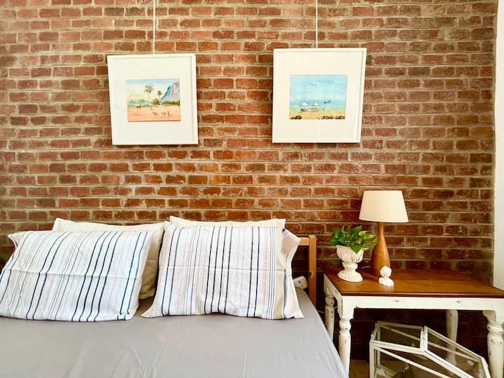 Habitación n .º 4 Habitación vintage con camas individuales, sábanas y toallas. Tamaño: 32 metros cuadrados.