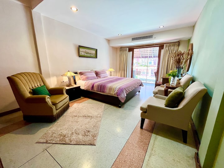 Dormitorio n .º 1 habitación oriental con colchón tamaño king, 2 sillones y antiguo marco de imagen chino bordado de mi gran madre.