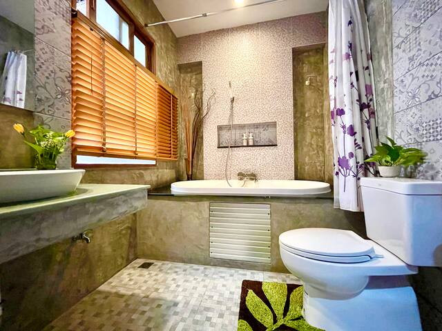 Stylish 7BR/8Bath Homestay+Breakfast+Free Pickup gallery image 4