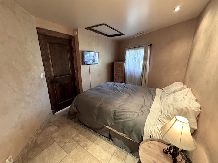 Privatna bračna soba s televizorom od 40inča. 