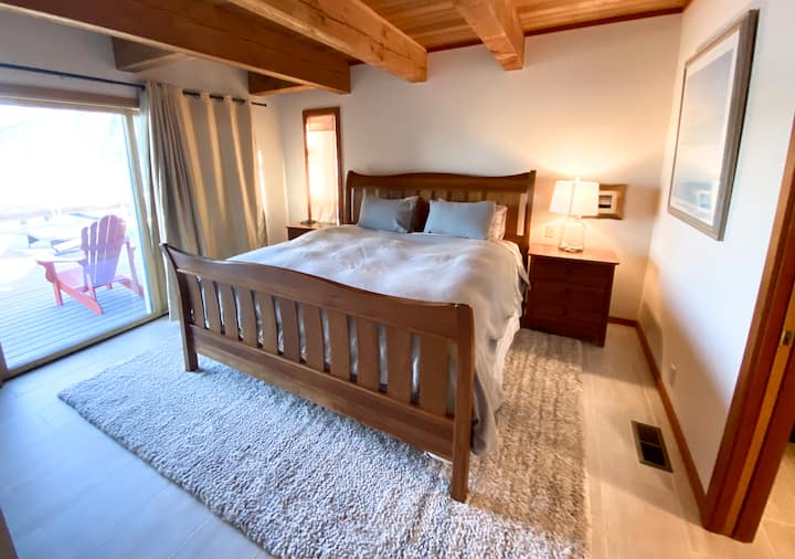 Primarna spavaća soba u prizemlju sa spojenom kupaonicom, ormarom i kliznim vratima koja vode do obale.