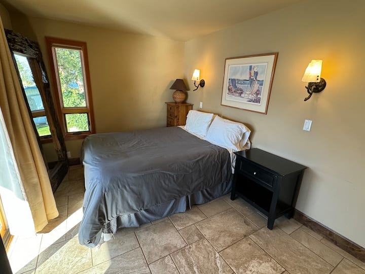 Prostrana spavaća soba s bračnim krevetom (1,6x2)
s pogledom na jezero i privatnim balkonom. 