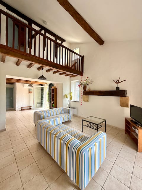 Landes family cottage with pool, between the countryside and the ocean