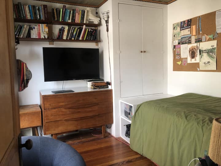 חדר שינה שלישי, מיטת יחיד.