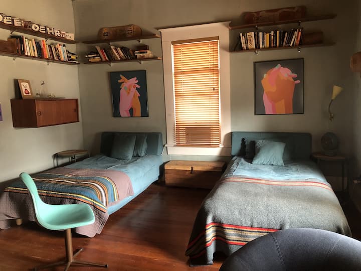 חדר שינה שני, שני תאומים