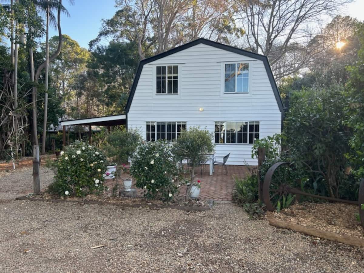 The Barn - Tamborine Mountain . Cliff Face Lodge — photo via the host's Airbnb listing