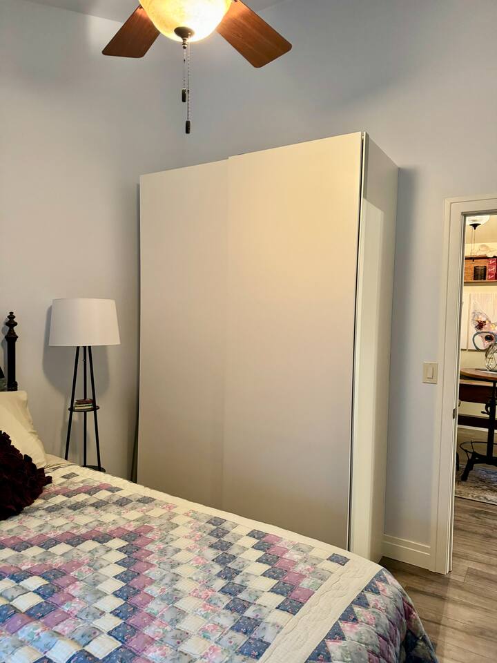 Დიდი კარადა უჯრებით