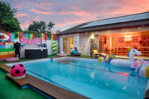 Luxury pool & hot tub beach house, sleeps 24